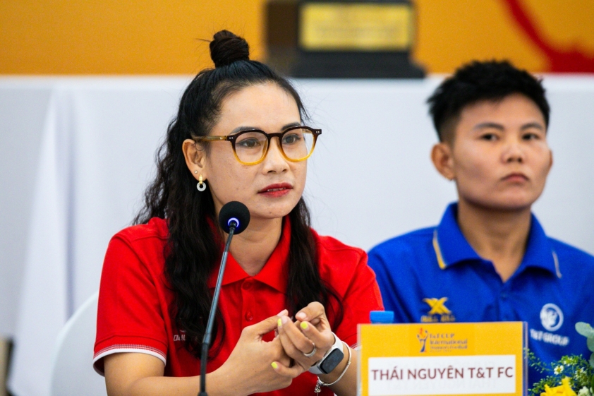 HLV Văn Thị Thanh trong trận đấu đầu tay